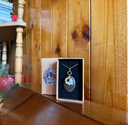 Seam Agate Cabochon & Celestial Star Wreath Necklace