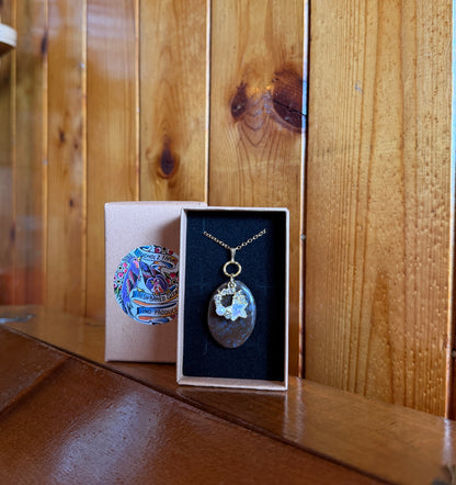 Seam Agate Cabochon & Celestial Star Wreath Necklace
